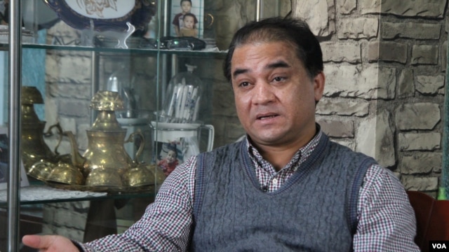北京维族学者伊力哈木接受美国之音记者采访谈新疆民族问题(美国之音记者东方拍摄)