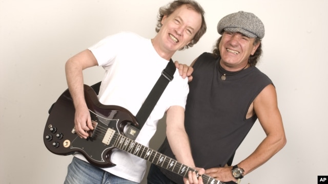 Los australianos Angus Young y Brian son los fundadores de AC/DC