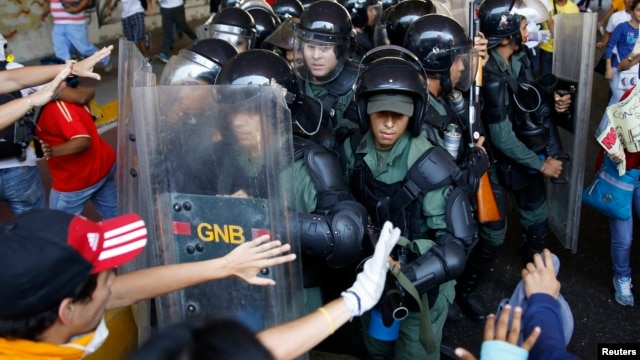 Vệ binh quốc gia Venezuela xô xát với người biểu tình chống chính phủ ở Caracas, 12/4/14