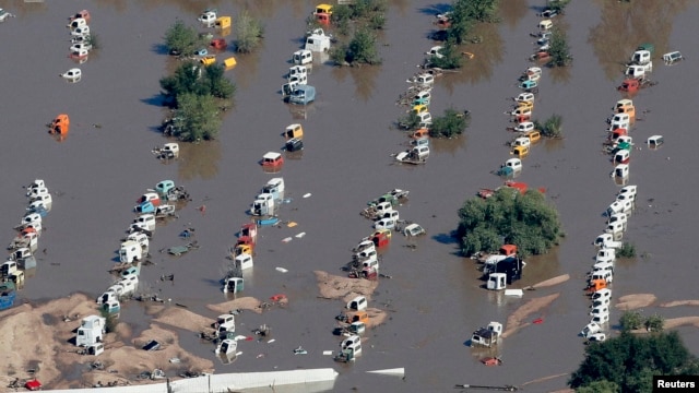17일 미국 콜로라도주의 홍수 피해지역인 웰드카운티에서 차량들이 물에 잠겨있다.