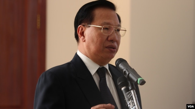 រូបឯកសារ៖ លោក ឈាង វុន អ្នកនាំពាក្យរដ្ឋសភា និងជាតំណាងរាស្ត្រគណបក្សកាន់អំណាច ធ្វើសន្និសីទសារព័ត៌មានមួយ កាលពីថ្ងៃទី៣០ ខែតុលា ឆ្នាំ២០១៥។ (ហ៊ាន សុជាតា/ VOA)