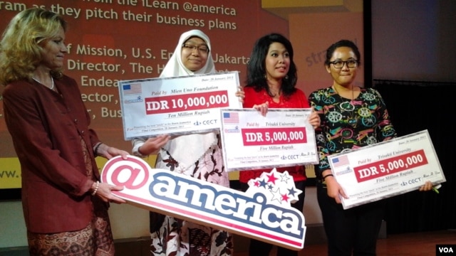Para pemenang kompetisi kewirausahaan yang diadakan oleh Kedutaan Besar AS di Jakarta, bekerja sama dengan Universitas Austin Texas dan Universitas Trisakti, Jakarta. (VOA/Iris Gera)
