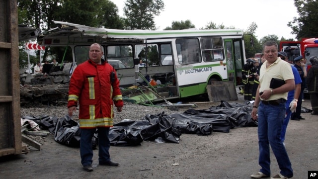 Hiện trường tai nạn xe tải tông xe khách gần thủ đô Moscow, Nga, 13/7/2013