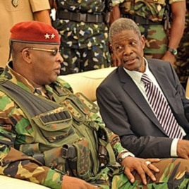 Guinea's acting president General Sekouba Konate, left, speaks with Prime Minister of the transitional government Jean Marie Dore, 26 Jun 2010 (file photo)