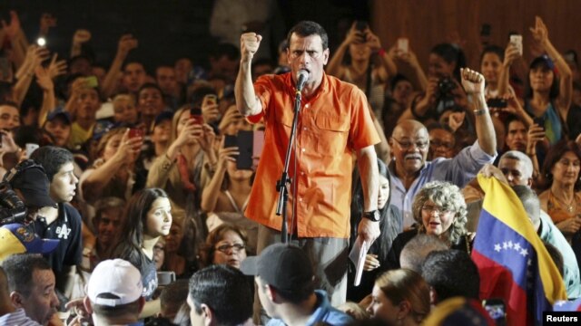 Venezuela's opposition leader and presidential candidate Henrique Capriles (C) speaks during a meeting with students in Maracaibo, March 18, 2013. 