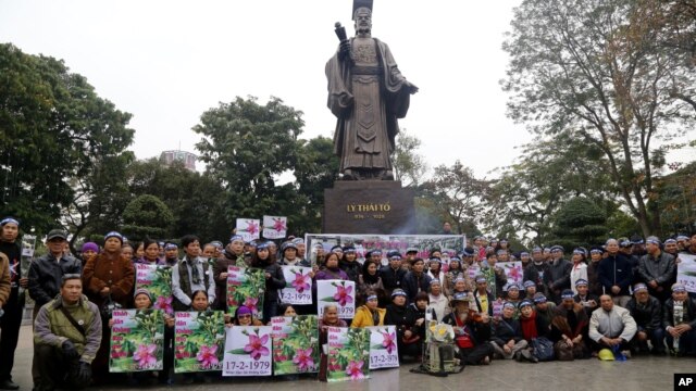 100多名越南人聚集在河内市中心纪念短暂而血腥的中越边界战开战37周年。 （2016年2月17日）