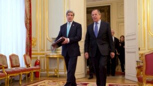 အေမရိကန္ႏိုင္ငံျခားေရးဝန္ႀကီး John Kerry (ဝဲ) Sergei Lavrov (ယာ) ပဲရစၥ္ၿမိဳ႕က ရုရွားသံအမတ္ေနအိမ္မွာ ေတြ႔ဆံုစဥ္။ (မတ္လ ၃၀၊ ၂၀၁၄)