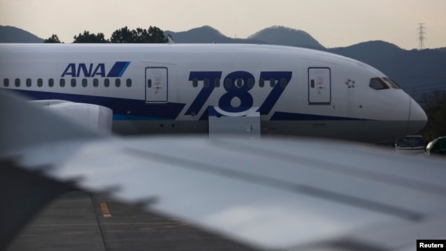 Por lo menos 50 aeronaves Dreamliners están en tierra desde el 16 de enero de 2013.
