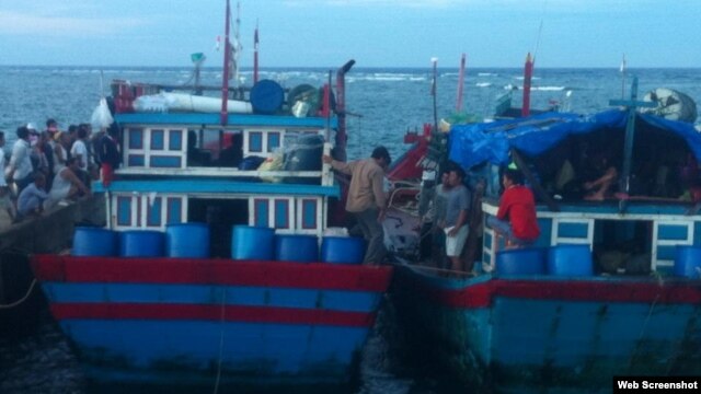 Hai tàu cá Việt Nam bị Trung Quốc bắt và đánh đập về đến cảng Lý Sơn (Ảnh: lyson.org)