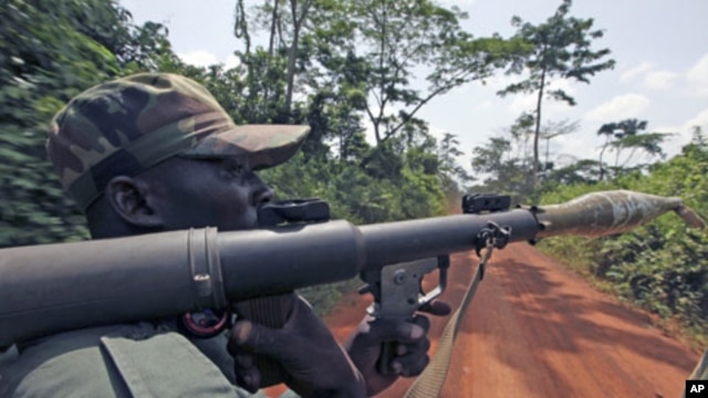 A pro-Outtara soldier belonging to the Republican Forces of Ivory Coast holds a rocket-propelled grenade launcher during a patrol in Fengolo, a looted village in Duekoue town, May 19, 2011 (file photo)