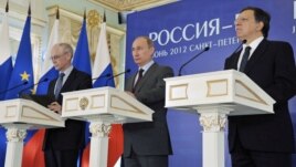 Russian President Vladimir Putin (C), President of the European Commission Jose Manuel Barroso (R) and Herman Van Rompuy, President of the European Council, attend a news conference as part of the Russia-EU summit in St. Petersburg, June 4, 2012. 