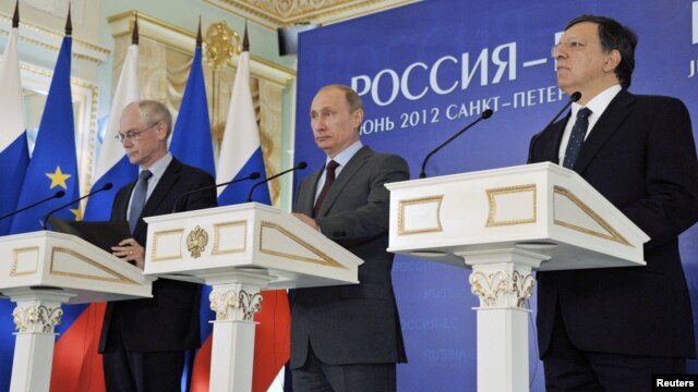 Russian President Vladimir Putin (C), President of the European Commission Jose Manuel Barroso (R) and Herman Van Rompuy, President of the European Council, attend a news conference as part of the Russia-EU summit in St. Petersburg, June 4, 2012. 