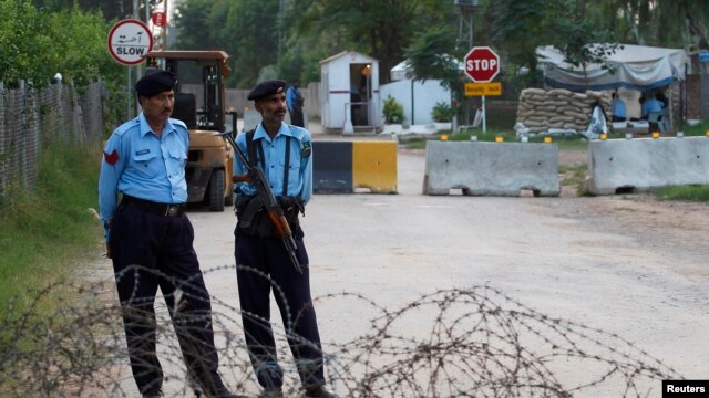 Cảnh sát canh gác con đường bị chặn gần tư gia của cựu Tổng thống Pakistan Pervez Musharraf tại Islamabad, ngày 9/10/2013.