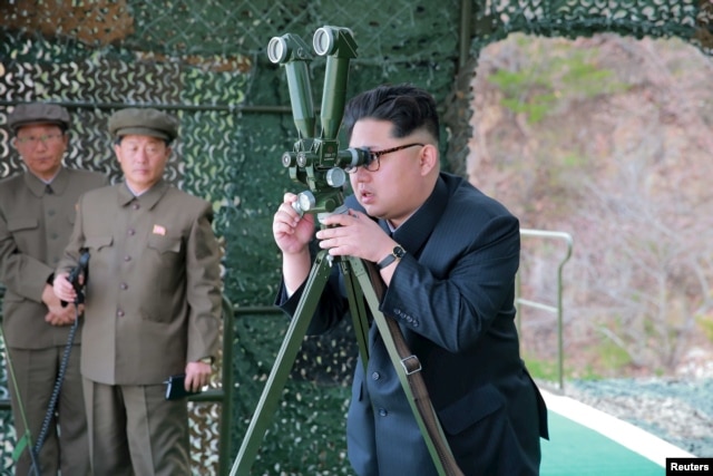 Lãnh tụ Kim Jong Un tập trung theo dõi vụ phóng thử nghiệm phi đạn trong một bức hình không đề ngày tháng do thông tấn xã nhà nước KCNA công bố ở Bình Nhưỡng, ngày 24 tháng 4, 2016.
