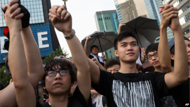Hàng ngàn sinh viên Hong Kong nắm tay nhau xuống đường đòi dân chủ.