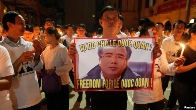 Giáo dân Thái Hà cầu nguyện cho Luật sư Lê Quốc Quân, ngày 29/9/2013. Luật sư Quân sẽ bị đưa ra xét xử ngày 2/10 tại Tòa án Nhân dân Thành phố Hà Nội.