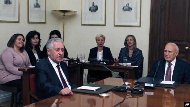 El presidente griego Carolos Papulias junto al líder del partido Izquierda Democrática, Fotis Kouvelis, tratando de encontrar consenso para formar un nuevo gobierno.