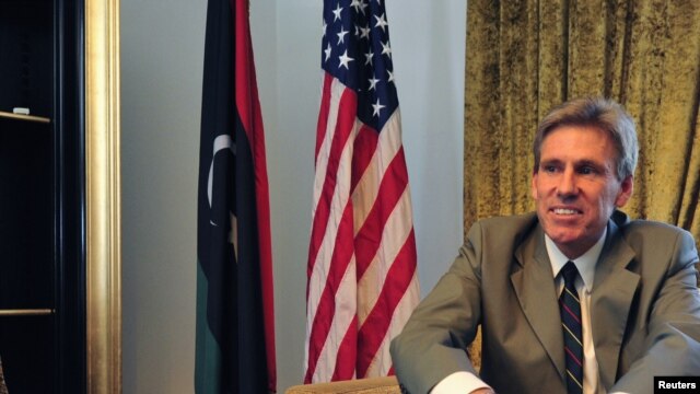 Christopher Stevens, embajador estadounidense en Libia, habría muerto de asfixia en un hospital, tras el ataque al consulado.