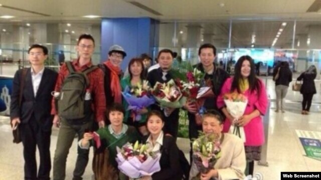 网友在北京机场欢迎获释的唐吉田（站右2）和王成（站右3）(网络图片)