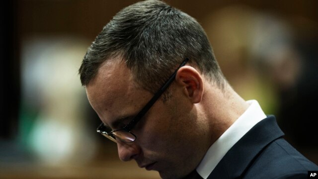 Oscar Pistorius akisikiliza kesi yake mahakamani  Pretoria, Afrika kusini. May 14, 2014.  