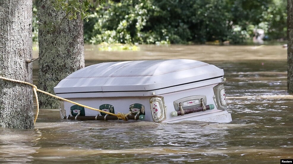 Un ataúd flota en las aguas en la parroquia Ascensión en Luisiana, mientras continúan las inundaciones.
