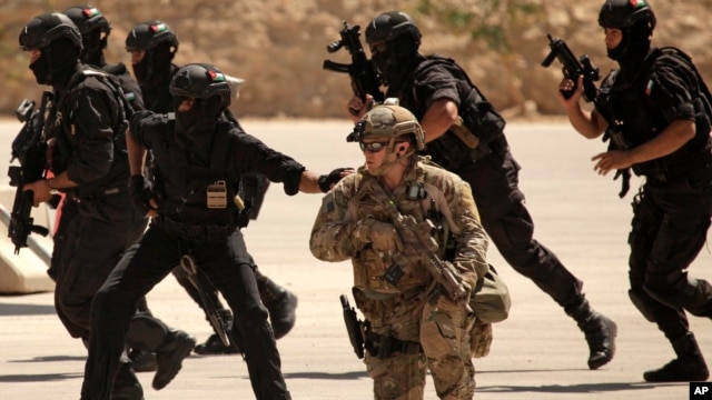 Foto de archivo de un entrenamiento para fuerzas especiales de Irak, Jordania y Estados Unidos en el Centro de entranamiento Rey Abdullah en Amman, Jordania.