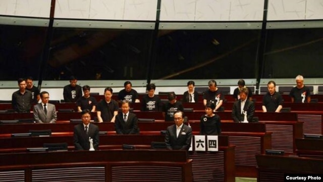 香港泛民议员在立法会会议厅为六四死难者默哀（推特图片/主场新闻）