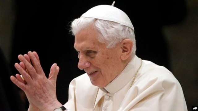 Paus Benediktus XVI menyalami umatnya yang hadir dalam pertemuan mingguan untuk publik di Balai Pertemuan Paul VI di Vatikan (13/2). Dalam penampilan pertamanya di hadapan publik untuk pertama kalinya setelah pengumuman pengunduran dirinya awal minggu ini, Paus Benediktus mengucapkan terima kasih kepada para pendukungnya (AP Photo/Alessandra Tarantino). 