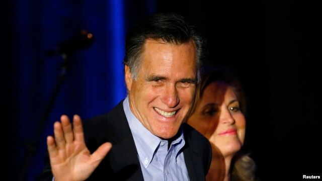 Cựu Thống đốc bang Massachusetts Mitt Romney và và vợ đến dự cuộc họp của Ủy ban Toàn quốc Đảng Cộng hòa ở San Diego, California, 16/1/15