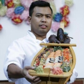 Chef sushi, Rahman Pananto, menunjukkan hasil kreasi sushinya di salah satu pesta di Maryland (dok: Arya Winata)