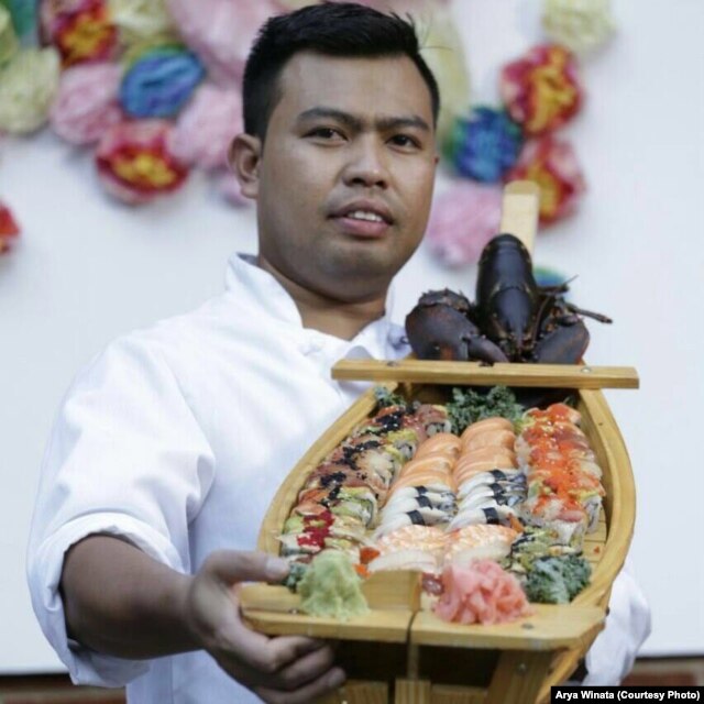 Chef sushi, Rahman Pananto, menunjukkan hasil kreasi sushinya di salah satu pesta di Maryland (dok: Arya Winata)