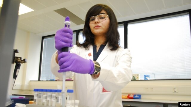Nhân viên làm việc trong phòng thí nghiệm chống doping tại Thế vận hội Olympic London 2012.
