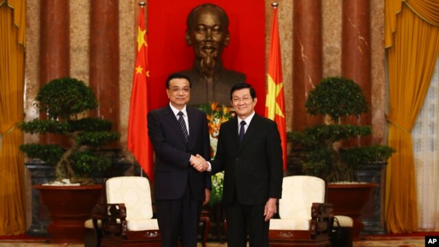 Thủ tướng Trung Quốc Lý Khắc Cường được Chủ tịch nước Việt Nam Trương Tấn Sang tiếp đón tại Hà Nội, ngày 14/10/2013.
