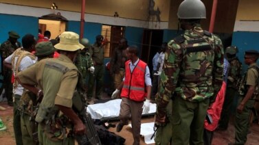 Cảnh sát đứng bên cạnh những thi thể sau vụ tấn công bị nghi là do những kẻ chủ chiến al-Shabab thực hiện ở Mandera, Kenya, ngày 6 tháng 11, 2016.