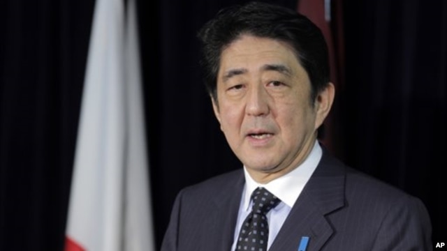 Perdana Menteri Jepang Shinzo Abe mengumumkan paket stimulus ekonomi sebesar 117 milyar dolar untuk menggenjot ekonomi Jepang yang lesu (foto: dok). 