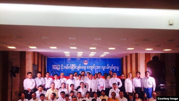 10 D ေငြရတုအခမ္းအနား တက္ေရာက္ၾကသူမ်ား