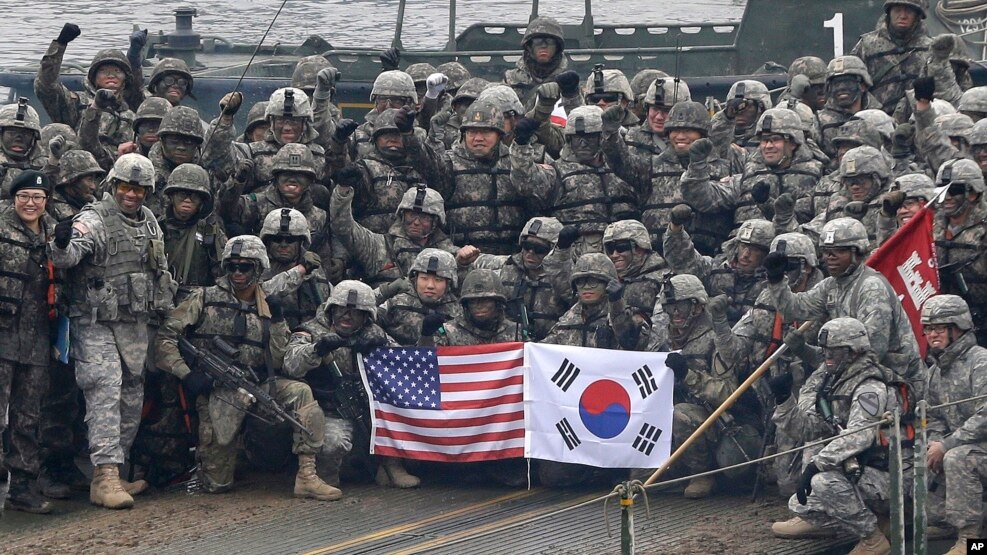 Binh sĩ Hoa Kỳ và Hàn Quốc tập trận chung ở Yeoncheon, Hàn Quốc, 10/12/2015.