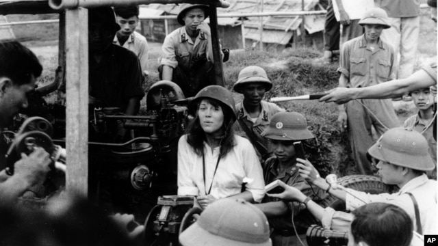 Jane Fonda ngồi trên nòng súng phòng không của quân đội Bắc Việt trong chuyến thăm Hà Nội năm 1972.