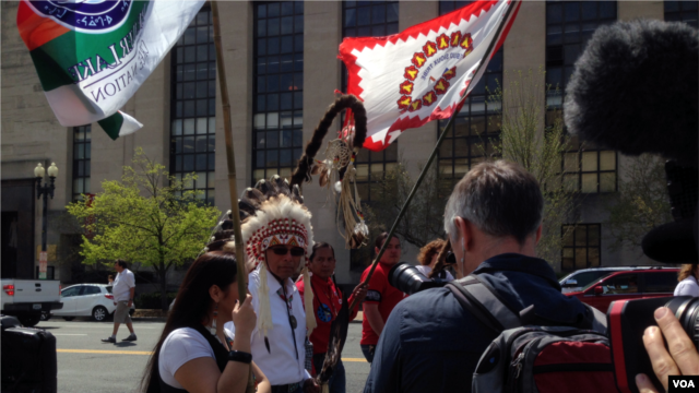 Crystal Lameman of the Beaver Lake Cree First Nation in Alberta leads a rally of Native Americans, farmers, ranchers, and cowboys to protest against the Keystone XL pipeline, Washington, D.C., April 22, 2014. (Diaa Bekheet/VOA)