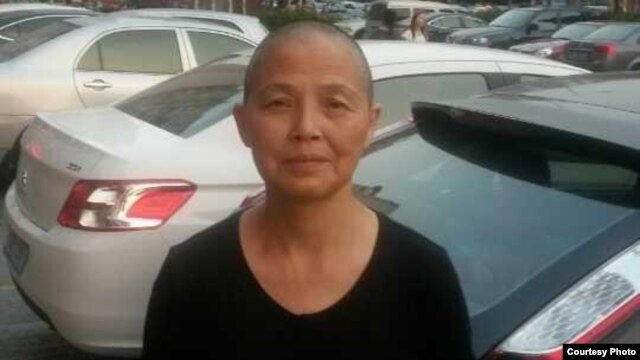 上海市民沈艳秋剃光头声援香港”和平占中“。(维权网图片)