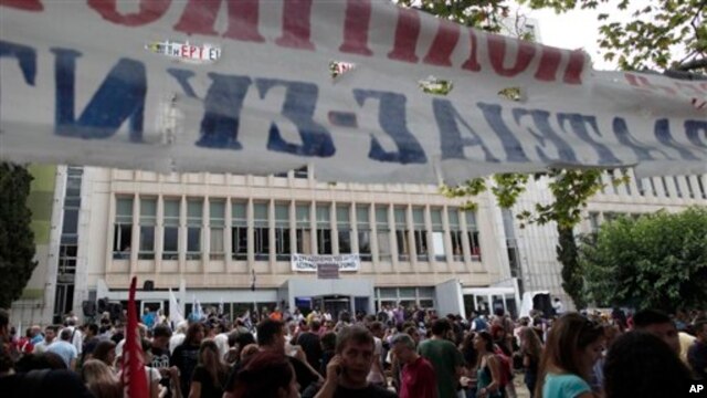 Hàng ngàn người biểu tình đã tụ tập bên ngoài trụ sở đài truyền hình quốc Hy Lạp ERT ở Athens, ngày 12/6/2013.