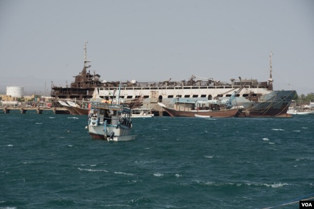 Small boats and old wrecked ships litter the harbor of Berbera, Somaliland, Aug. 16, 2016. (J. Patinkin/VOA)