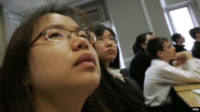 La Universidad de California (Los Ángeles) posee una de las mayores matrículaciones de estudiantes de Asia.