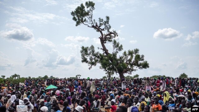 Hàng ngàn người dân Nam Sudan đứng dưới ánh nắng gay gắt chờ hàng cứu trợ sẽ được thả dù xuống 