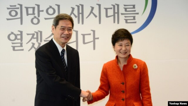 10일 한국 서울 금융감독원 연수원 내 집무실에서 중국 정부 특사인 장즈쥔 외교부 상무부부장을 접견한 박근혜 대통령 당선인.
