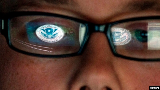 Un analista de seguridad trabaja en un laboratorio en Estados Unidos. El gobierno estadounidense anunciará sanciones para los países relacionados con los ciberataques.