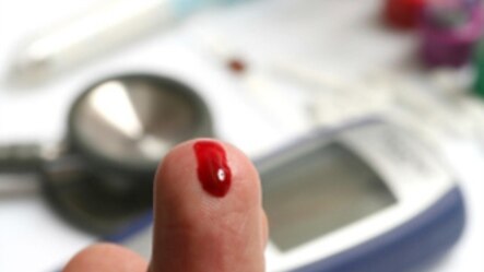 Las personas con diabetes tipo I deben medirse los niveles de azúcar en la sangre varias veces al día.