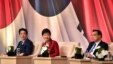 Tổng thống Hàn Quốc Park Geun-hye (giữa), Thủ tướng Nhật Bản Shinzo Abe (trái) và Thủ tướng Trung Quốc Lý Khắc Cường tham dự một hội nghị kinh doanh tại Seoul, ngày 1/11/2015.