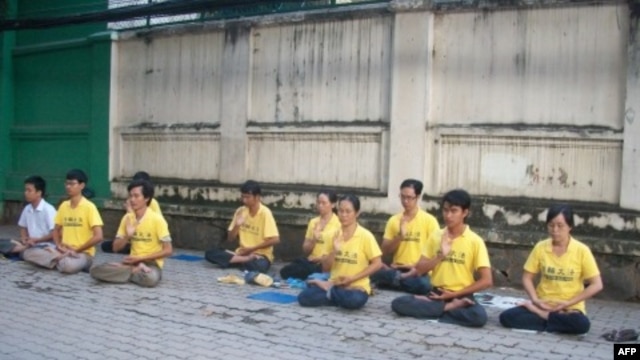 Học viên Pháp Luân Công tọa thiền trước lãnh sự quán TQ ngày 16/10/2011