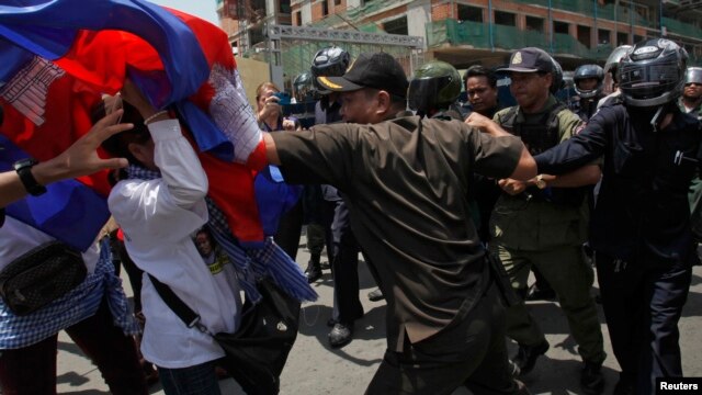 Protesters clash with police as they attempt to go toward the Phnom Penh Municipal Court, in central Phnom Penh, file photo. 